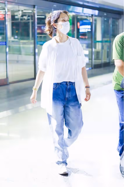 海清真沒什麼中年女人的影子，一身穿著好清爽，說30歲也不過分