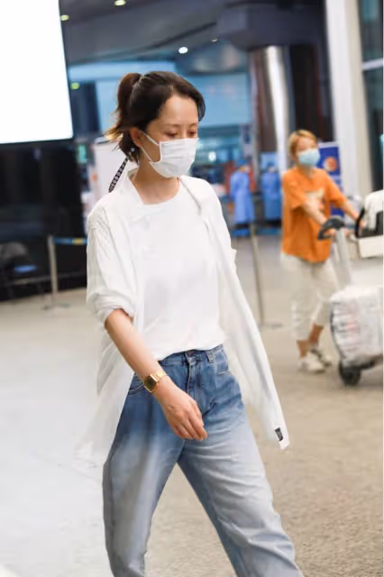 海清真沒什麼中年女人的影子，一身穿著好清爽，說30歲也不過分