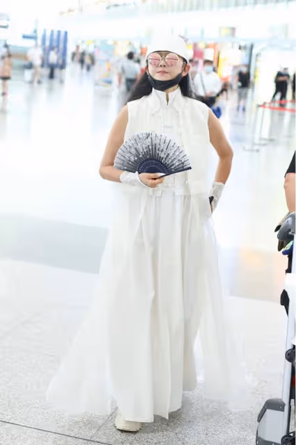 楊麗萍不愧是跳舞出身，60多歲身材也不錯，感覺比小姑娘身材都好