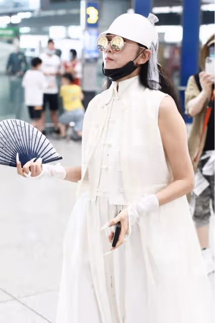 楊麗萍不愧是跳舞出身，60多歲身材也不錯，感覺比小姑娘身材都好