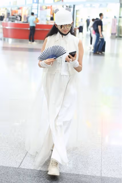 楊麗萍不愧是跳舞出身，60多歲身材也不錯，感覺比小姑娘身材都好