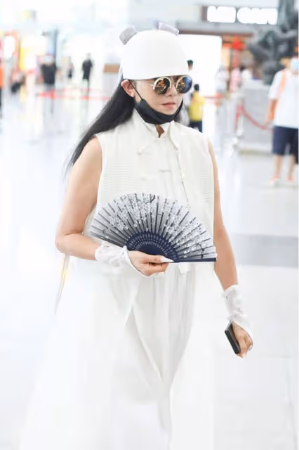 楊麗萍不愧是跳舞出身，60多歲身材也不錯，感覺比小姑娘身材都好
