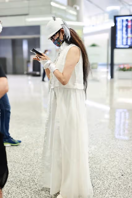 楊麗萍不愧是跳舞出身，60多歲身材也不錯，感覺比小姑娘身材都好