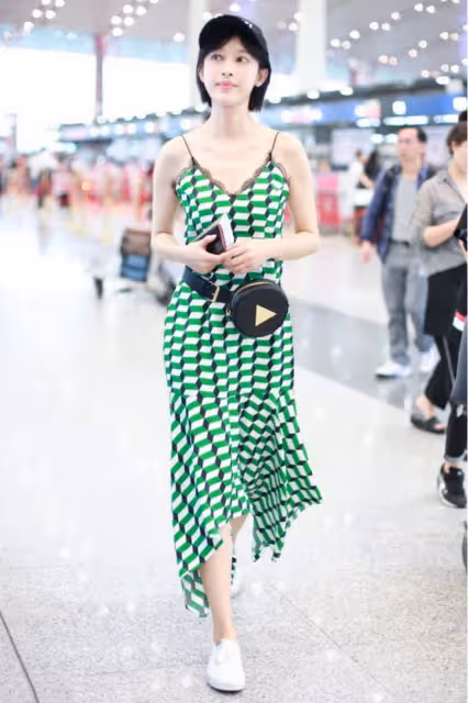 感覺36歲的張儷還跟小孩子似的，穿綠色弔帶裙清爽高級，短髮更美