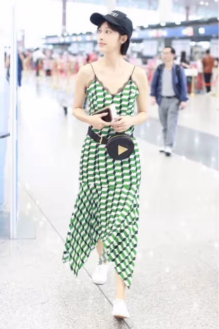 感覺36歲的張儷還跟小孩子似的，穿綠色弔帶裙清爽高級，短髮更美