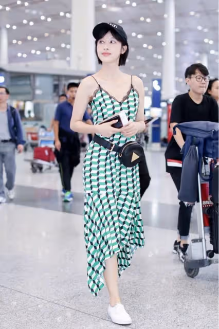 感覺36歲的張儷還跟小孩子似的，穿綠色弔帶裙清爽高級，短髮更美