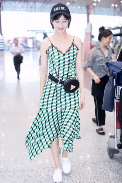 感覺36歲的張儷還跟小孩子似的，穿綠色弔帶裙清爽高級，短髮更美