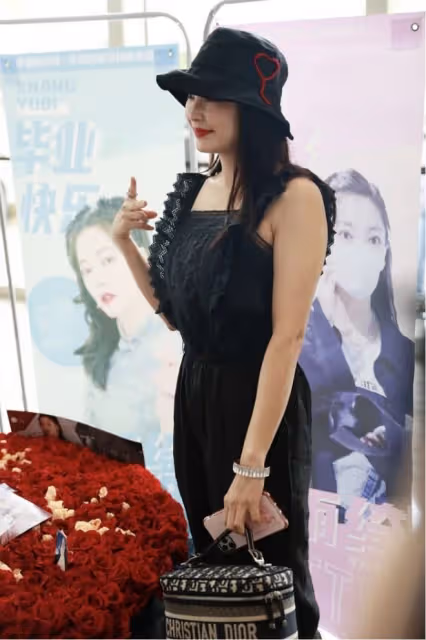 愛笑的女孩子都挺美，張雨綺穿黑裙塗紅唇真精緻，眉眼彎彎好溫柔