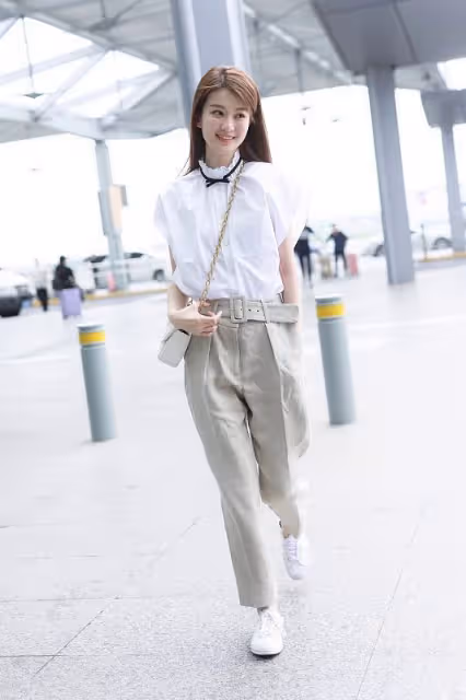 喬欣這夏日打扮太清新了，雖然服裝沒啥亮點，但是卻減齡有氣質