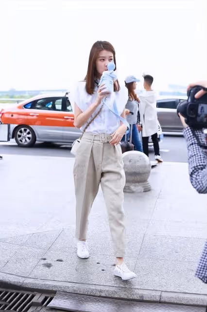 喬欣這夏日打扮太清新了，雖然服裝沒啥亮點，但是卻減齡有氣質