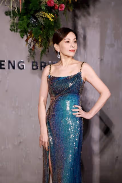 王琳這身材與膚色真讓人羨慕，穿「液體裙」女人味十足，太美了