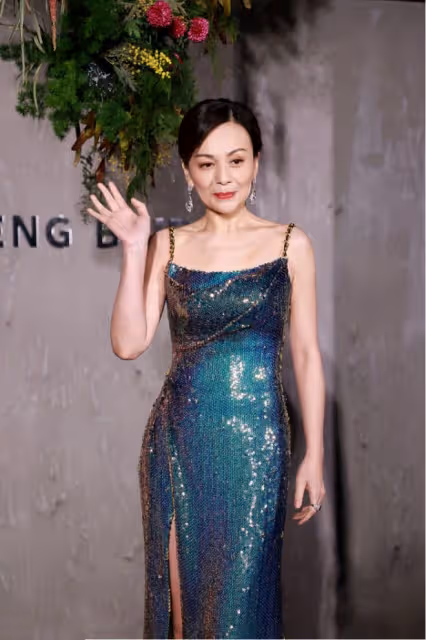 王琳這身材與膚色真讓人羨慕，穿「液體裙」女人味十足，太美了