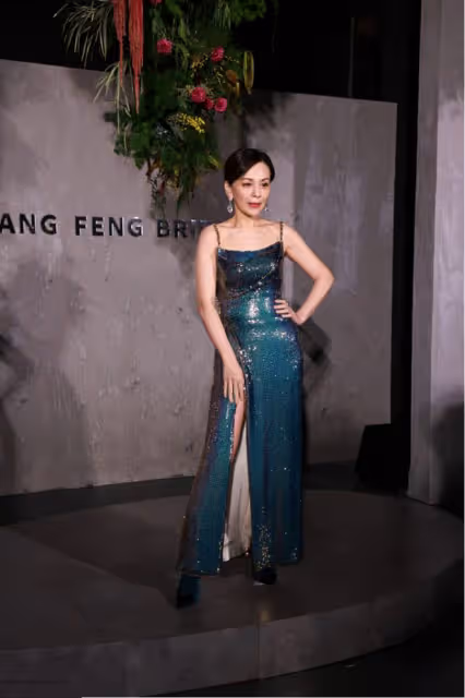 王琳這身材與膚色真讓人羨慕，穿「液體裙」女人味十足，太美了