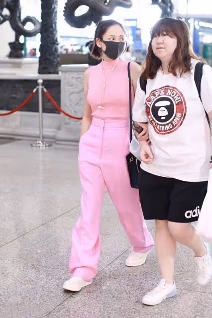 40多歲的陳喬恩不僅穿搭在線，身材也比小姑娘好，一身打扮太嫩了
