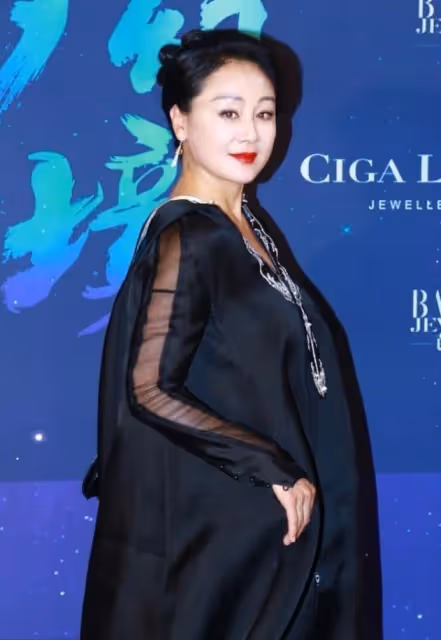 王姬歲數大了也不耽誤貌美，和女兒站在一起好像姐妹，看著真年輕