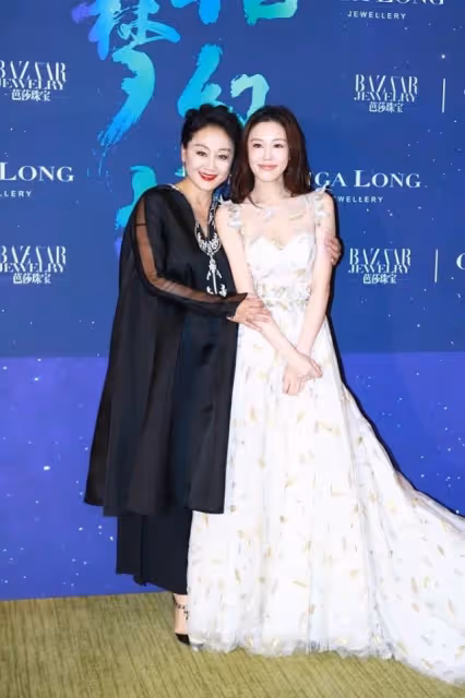 王姬歲數大了也不耽誤貌美，和女兒站在一起好像姐妹，看著真年輕