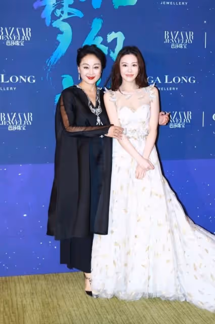 王姬歲數大了也不耽誤貌美，和女兒站在一起好像姐妹，看著真年輕