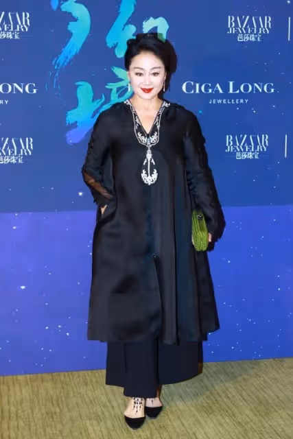 王姬歲數大了也不耽誤貌美，和女兒站在一起好像姐妹，看著真年輕