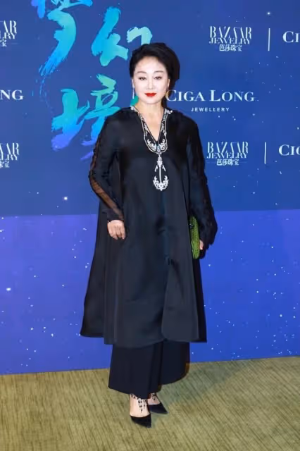王姬歲數大了也不耽誤貌美，和女兒站在一起好像姐妹，看著真年輕