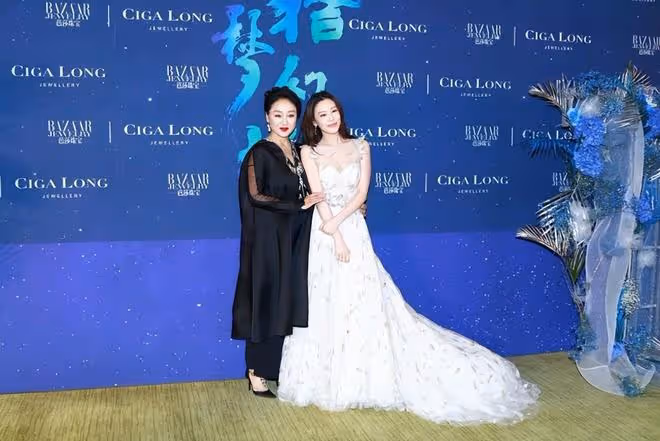 王姬歲數大了也不耽誤貌美，和女兒站在一起好像姐妹，看著真年輕