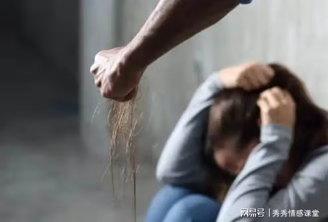 女子在店裡吃餃子,突然衝出一個男人抓住她,還好老闆救了她