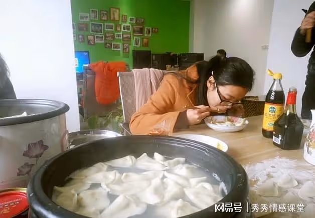 女子在店裡吃餃子，突然衝出一個男人抓住她，還好老闆救了她