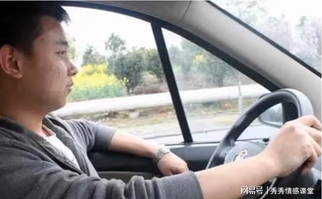 女同事搭我車回家過端午,因堵車尿急,最終選擇車上解決,尷尬了