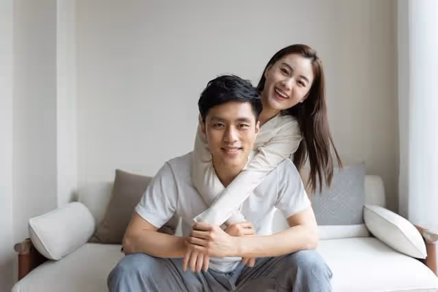 老公打工辛苦掙錢少,讓妻子出去掙錢,得知真實情況以後裝不知