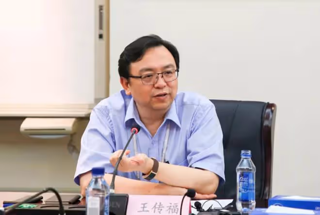 回顧王傳福:幼年父母雙亡,嫂子賣嫁妝交學費,如今身價百億報恩