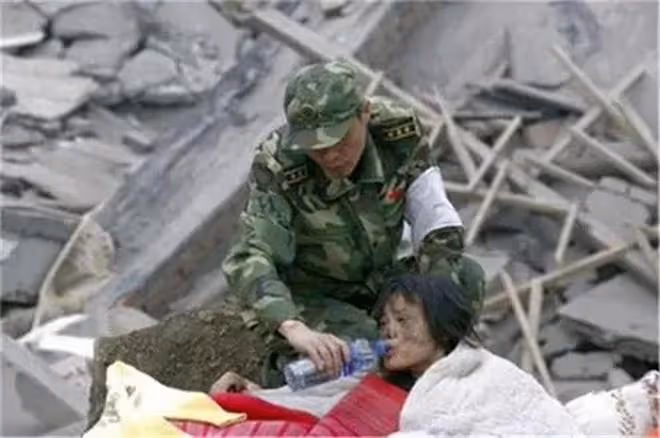 回顧:汶川地震時,妻子執意先救丈夫,丟失雙腿,遭丈夫狠心拋棄