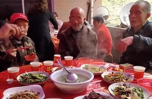 女兒很爭氣很會賺錢！ 爸爸威脅：「你不出錢給你弟買房，我就絕食！」 3天後「來到女兒家」一開門全家崩潰