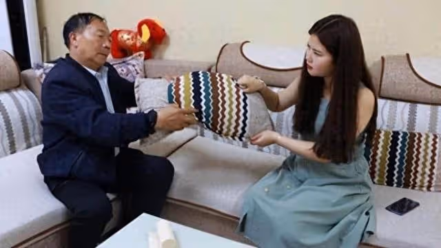 女兒很爭氣很會賺錢！ 爸爸威脅：「你不出錢給你弟買房，我就絕食！」 3天後「來到女兒家」一開門全家崩潰