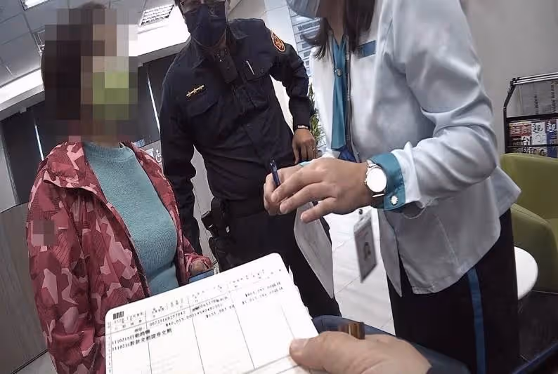 10年前在銀行存22萬，最近家中有急用，我想領出來幫忙，沒想到一刷存簿「竟變成3780萬」，嚇得立即通知銀行，對方卻說「錢都是你的，放心花」