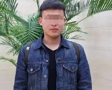 李老伯每月都會給上大學的兒子寄錢，但兒子卻從不打電話回家。前幾天，他決定去兒子學校看看，「一走進學生宿舍」卻當場傻住！