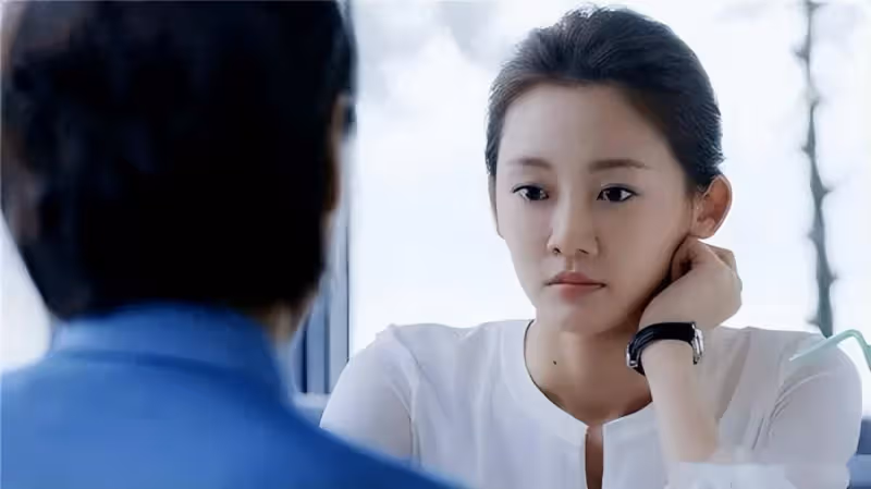 兒子很寵媳婦從不讓她下廚，我很不滿！假期他們要回來住，我故意裝病「逼媳婦煮飯」，2個小時後起床「一開廚房門」我傻在原地