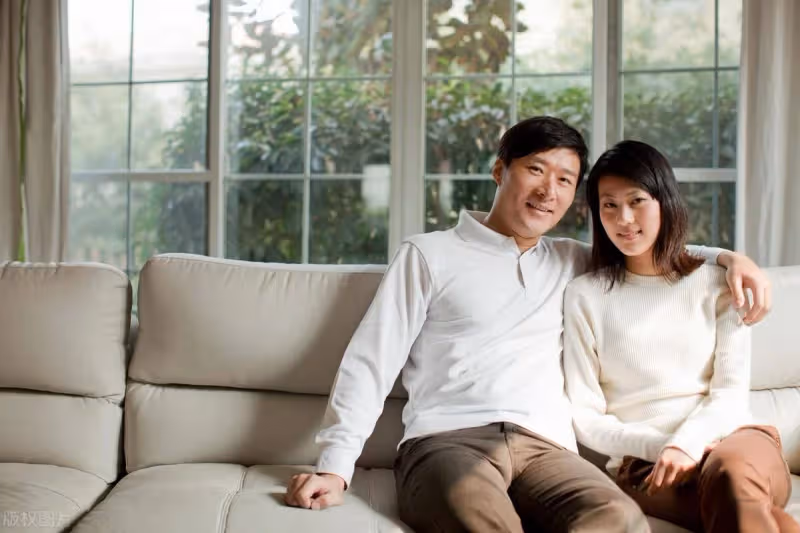 兒子很寵媳婦從不讓她下廚，我很不滿！假期他們要回來住，我故意裝病「逼媳婦煮飯」，2個小時後起床「一開廚房門」我傻在原地