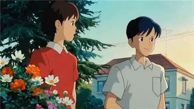 我有一個10多年的好閨蜜，常常到我們家裡玩，但老公總在她進屋後默默地離開，讓我有些疑惑。直到某一天，閨蜜突然「蹲下繫鞋帶時」，婆婆便把我拉到一旁：「媳婦，以後別讓她來了～」