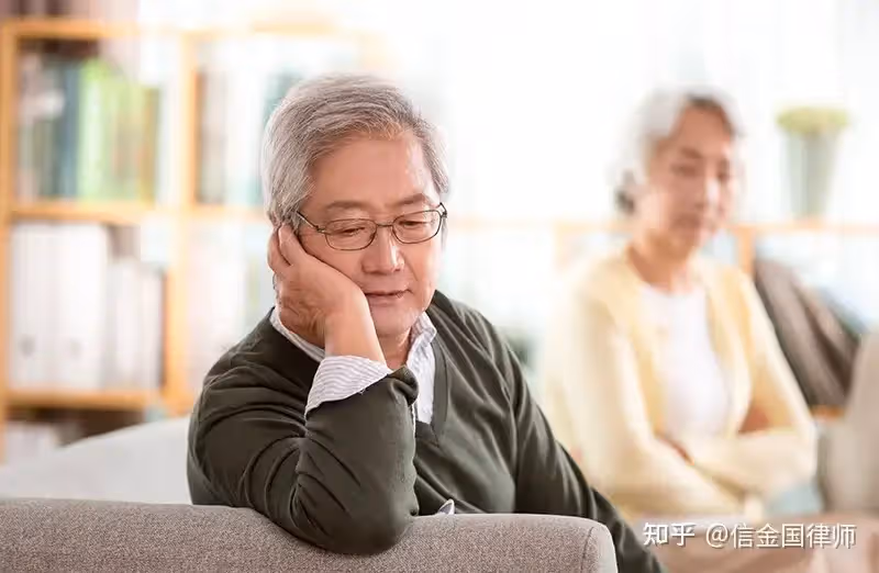 公婆結束60年婚姻，我陪婆婆去辦手續，剛辦好「公公突掏出一箱子」一打開結局反轉…