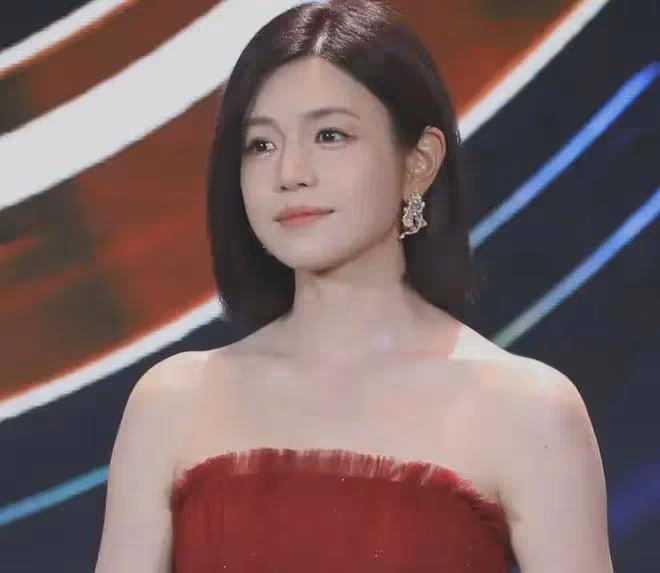 陳妍希亮相紅毯仍戴婚戒,本人現場狀態超好,婚變風波後猛拼事業