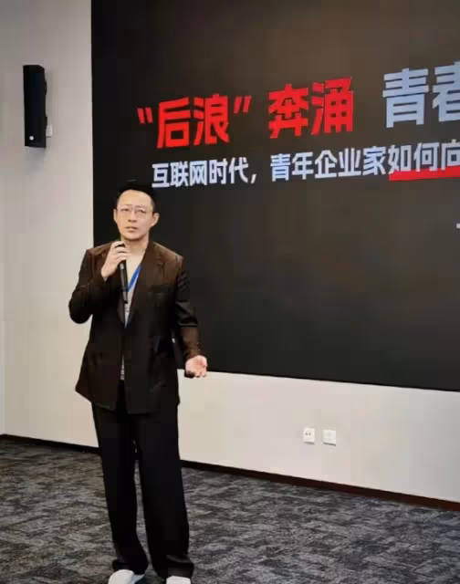 汪小菲達沃斯英文演講驚艷全場,青年才俊展現實力,前妻成過去式