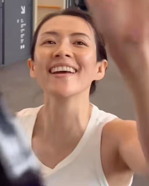 45歲章子怡最新大片,無濾鏡展示真實容貌,「媽生臉」又美又抗老