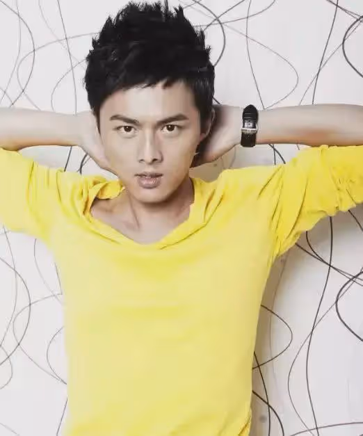 他是蔣欣前男友,也是張佳寧前男友,長得帥演技好,卻戲紅人不紅