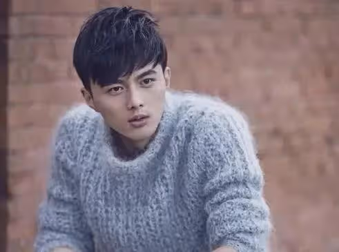 他是蔣欣前男友,也是張佳寧前男友,長得帥演技好,卻戲紅人不紅