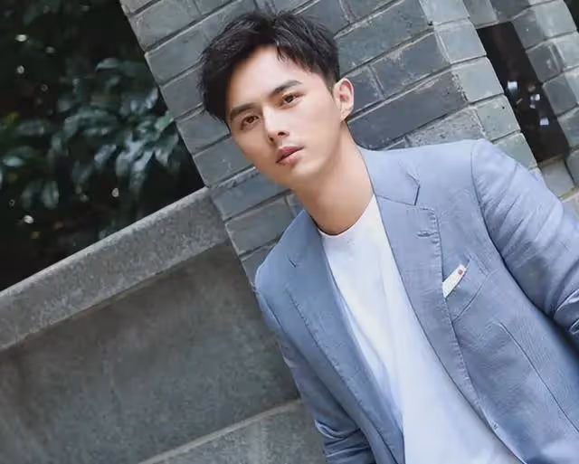 他是蔣欣前男友,也是張佳寧前男友,長得帥演技好,卻戲紅人不紅