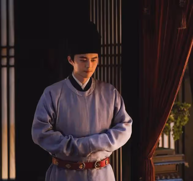 他是蔣欣前男友,也是張佳寧前男友,長得帥演技好,卻戲紅人不紅