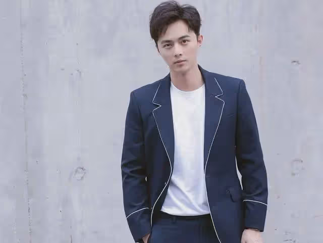 他是蔣欣前男友,也是張佳寧前男友,長得帥演技好,卻戲紅人不紅