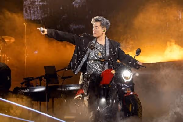 才下令「慶生就翻臉」! 任賢齊秒被萬人狂慶祝「騎車衝上台」
