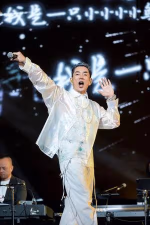 才下令「慶生就翻臉」! 任賢齊秒被萬人狂慶祝「騎車衝上台」