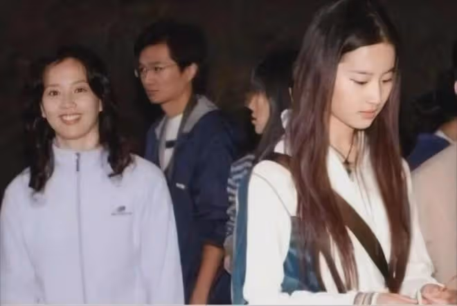 網友偶遇劉亦菲媽媽,65歲美到發光,優雅又高貴,比劉亦菲還漂亮