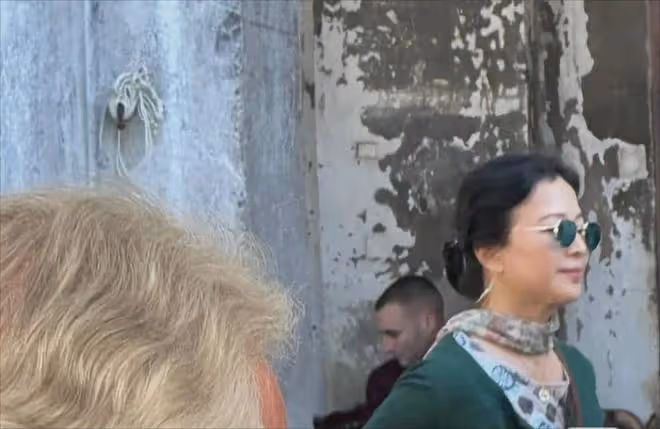 網友偶遇劉亦菲媽媽,65歲美到發光,優雅又高貴,比劉亦菲還漂亮